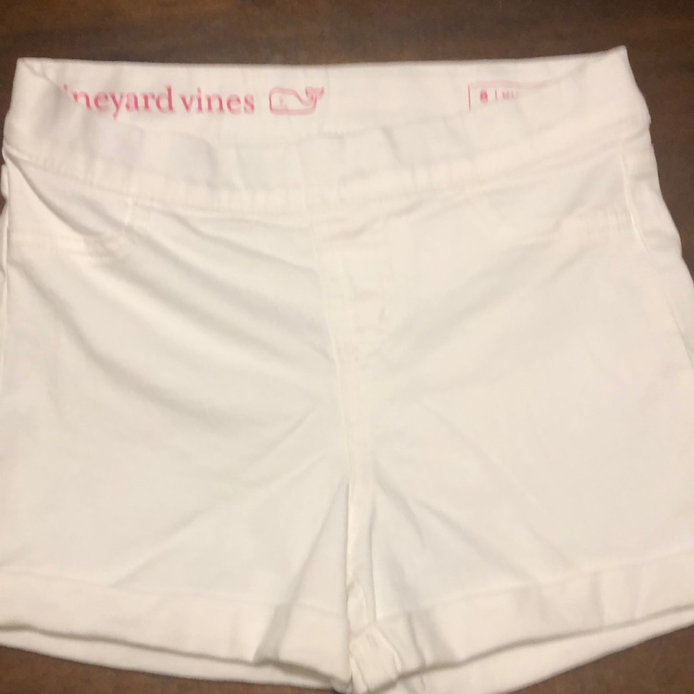 Girls vineyard vines white denim shorts. Size 8.